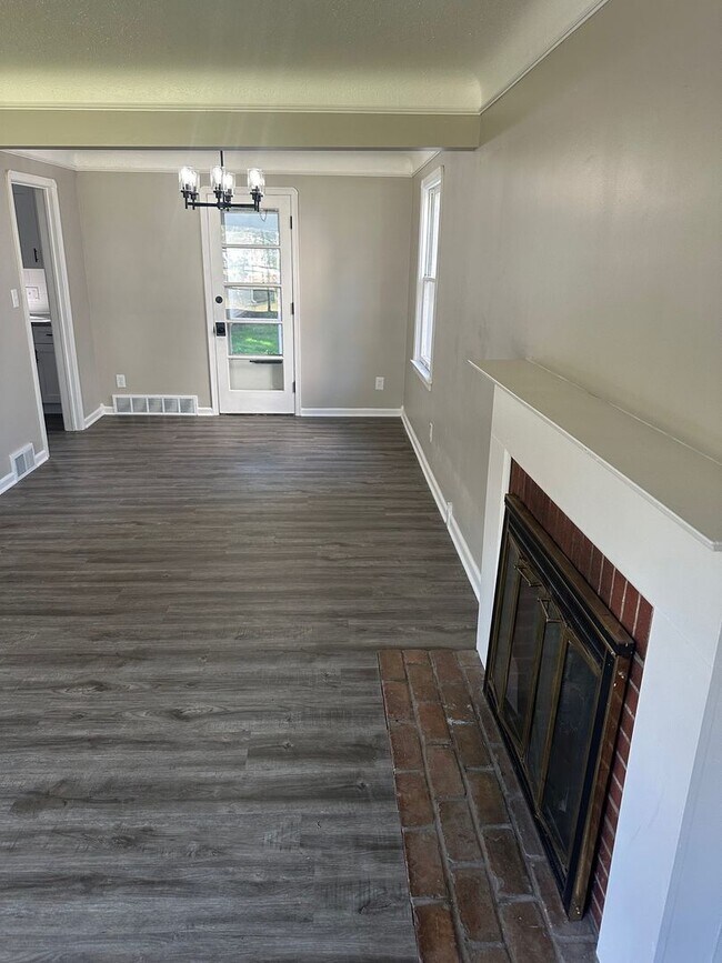Building Photo - Stunning South Euclid 3 Bedroom