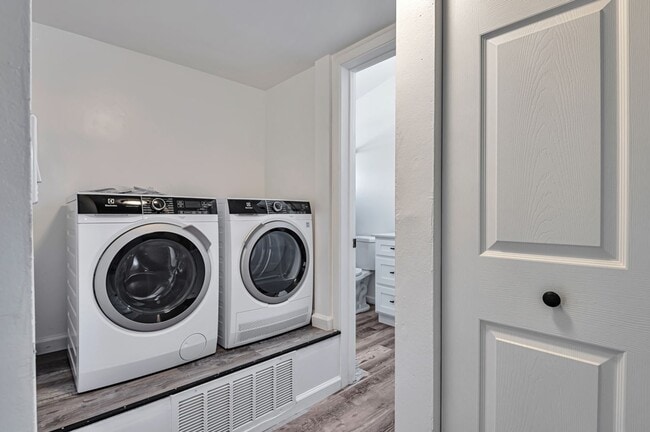 Building Photo - **First Month Free**