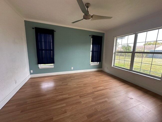 Building Photo - 461 SE Skipper Ln