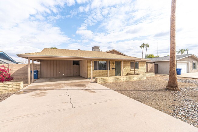 Primary Photo - Great Property with a HUGE backyard in Tempe!