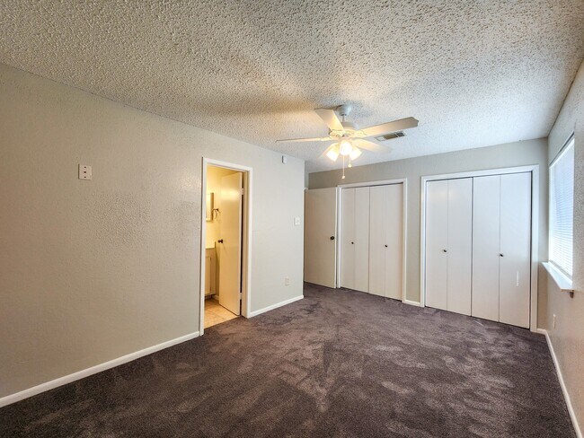 Building Photo - 17742 Kings Park Ln