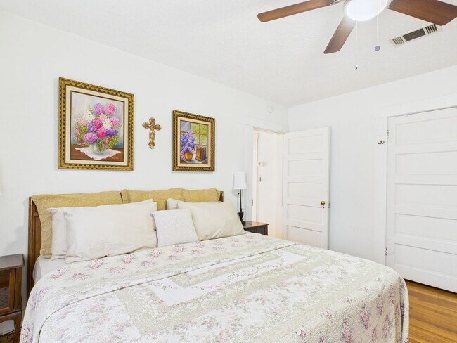 Building Photo - Quiet home in the central part of town