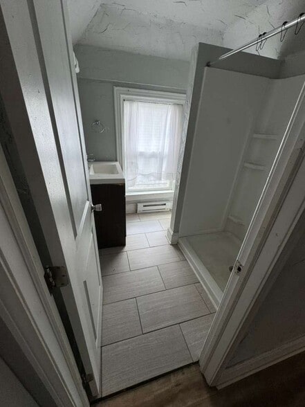 Building Photo - 1948 Broadway Ave