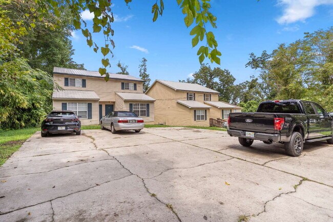 Building Photo - 1 bedroom and 1 bathroom in a 3x3 duplex STEPS AWAY FROM CAMPUS
