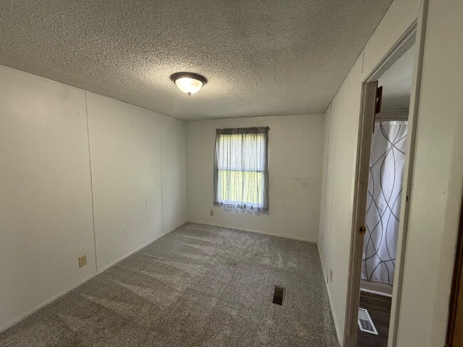 Building Photo - 2 Bedroom / 2 Bathroom Mobile Home in high...