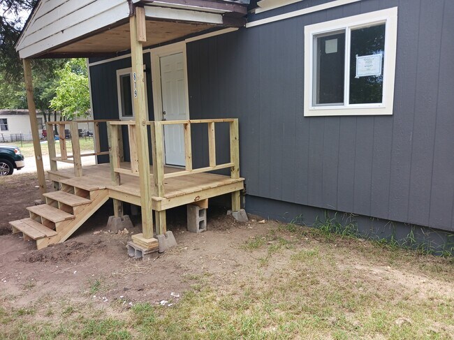 Building Photo - 819 S Elm Ave