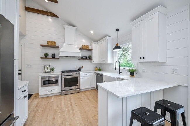 Building Photo - 493 Sunset Dr