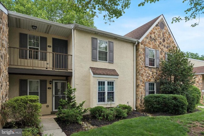 Primary Photo - 250 Valley Stream Ln