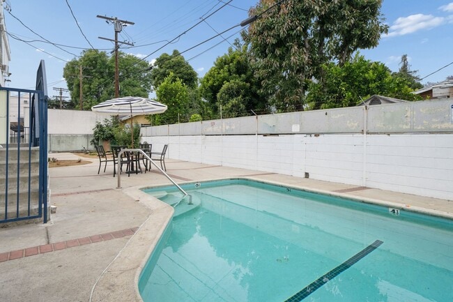 Building Photo - 2 bed 1 Bath Available Now