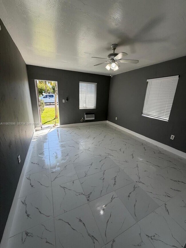 Building Photo - 16200 NE 19th Pl