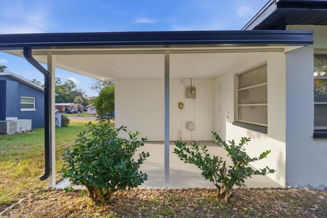 Building Photo - Charming  Florida 2 Bedroom Bungalow with an Additional Bonus/Sunroom, Covered Parking & Patio