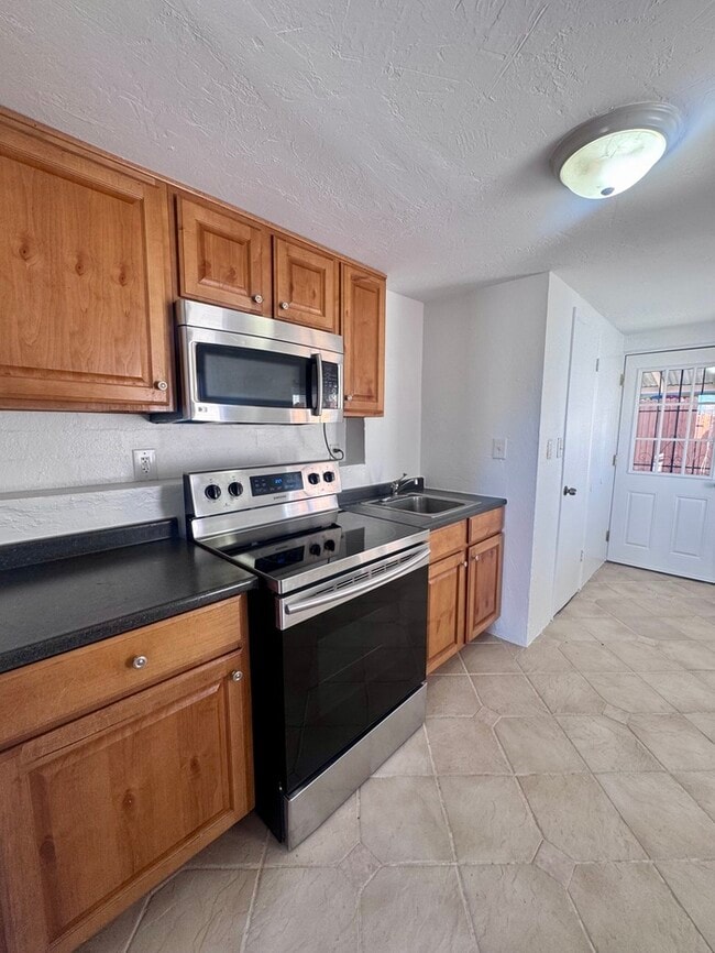 Building Photo - FOR RENT