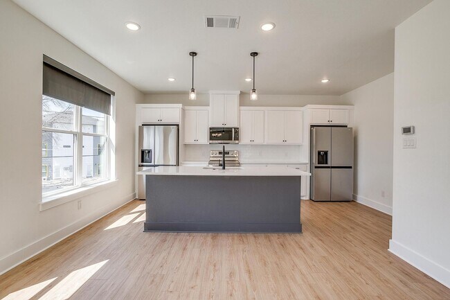 Building Photo - 2335 Benbrook Blvd