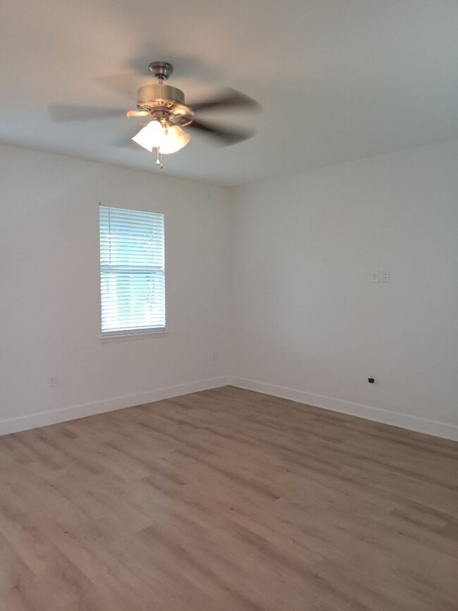 Building Photo - Spacious 4-Bedroom 2 Bathroom Apartment fo...