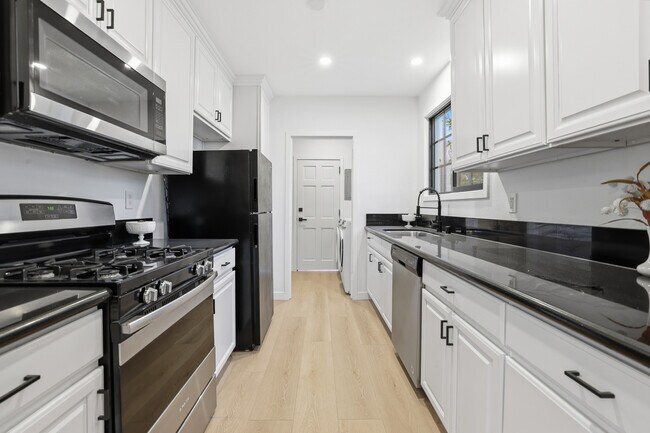 Building Photo - 1985 Lake Ave