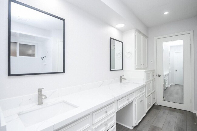 Building Photo - 10903 Shawnbrook Dr