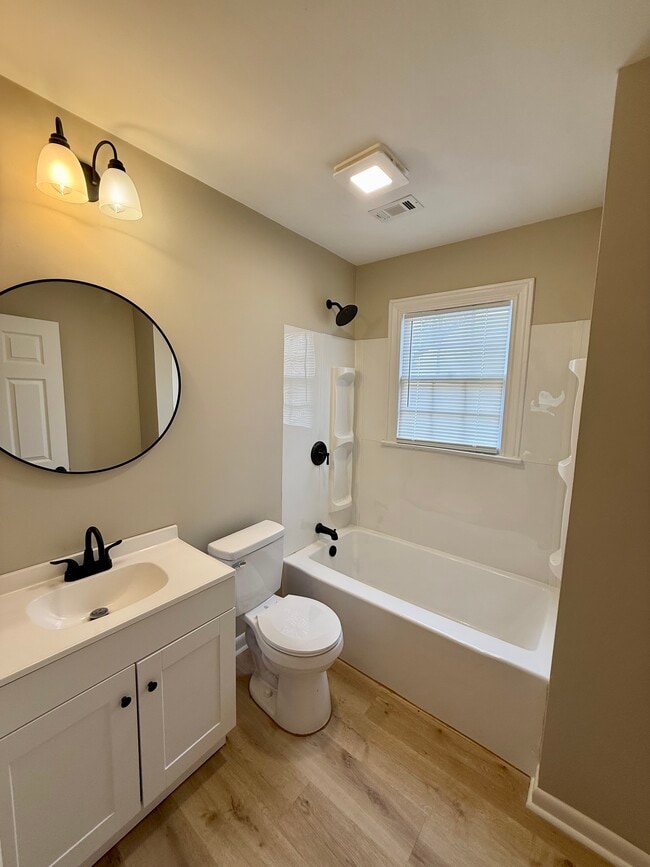 Building Photo - 135 King St