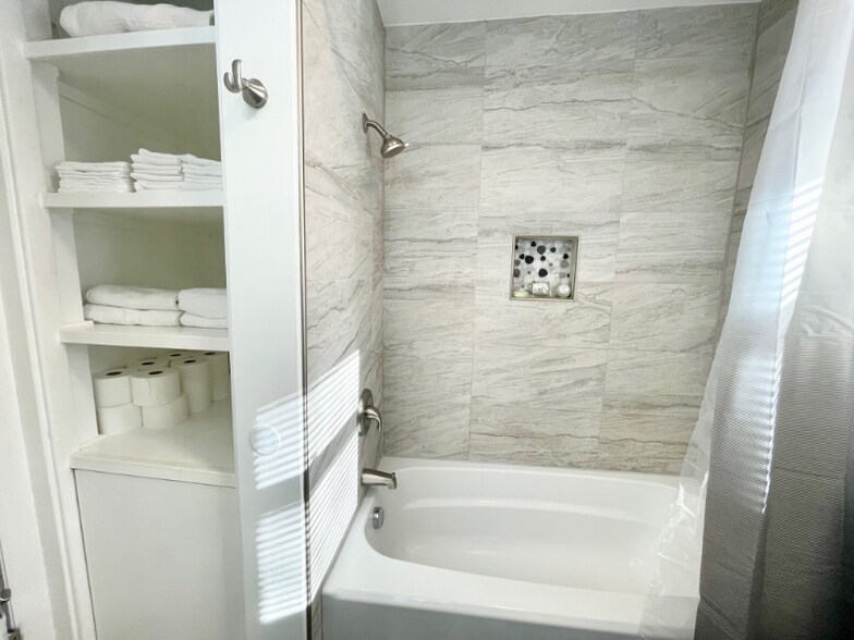 Building Photo - 618 Troy St