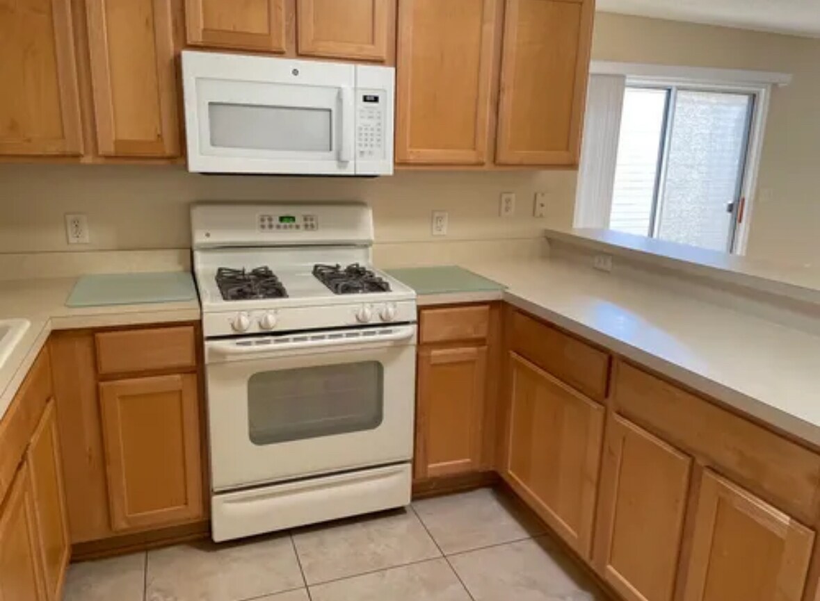 Southern oak kitchen - 2442 Southern Oak St
