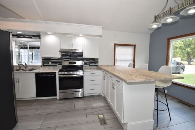 Building Photo - Mishawaka 4 bedroom with a Primary suite a...