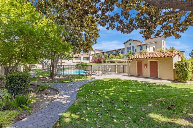 Building Photo - Charming 2-Story Home with Pool Access in ...