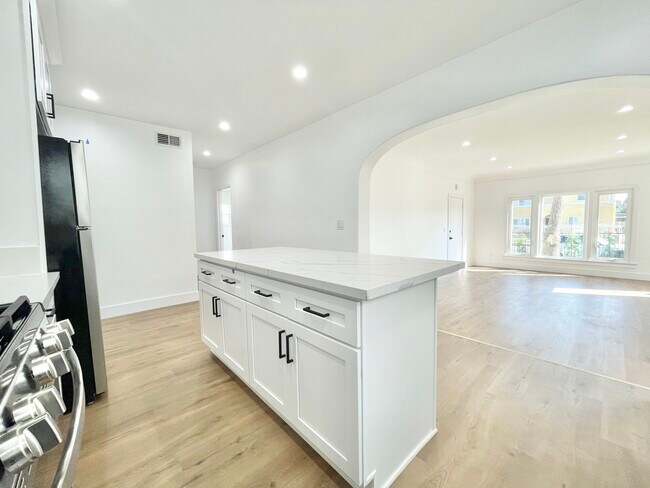 Building Photo - 2107 7th Ave