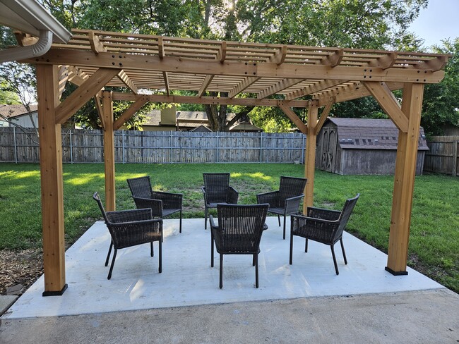 Enjoy the outdoor pergola and grille - 332 Cheyenne Trl