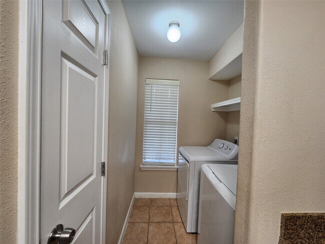 Building Photo - 17401 Red Oak Dr