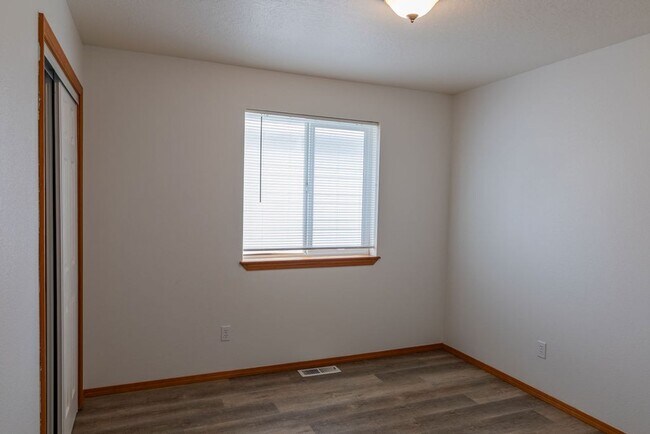 Building Photo - Single Story Home w/ HOA Provided Lawn Services