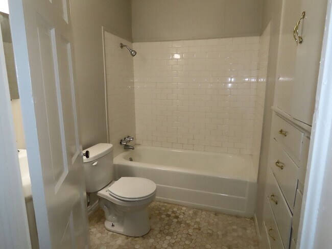Building Photo - Newly Renovated, Spacious 3 Bedroom, 2 Bat...