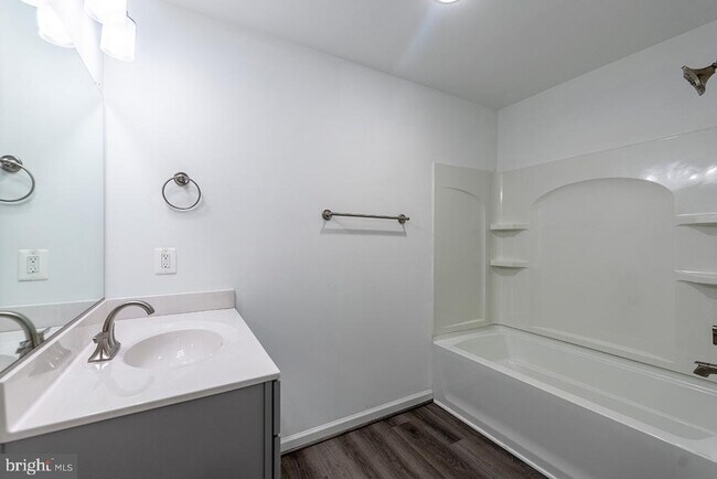 Building Photo - 102 Coralyrose Ct