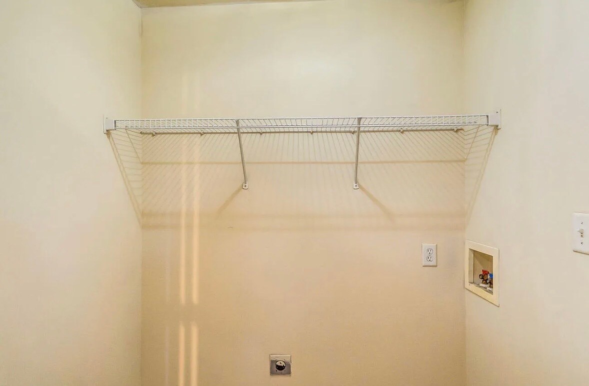 Building Photo - 578 Hampton Way