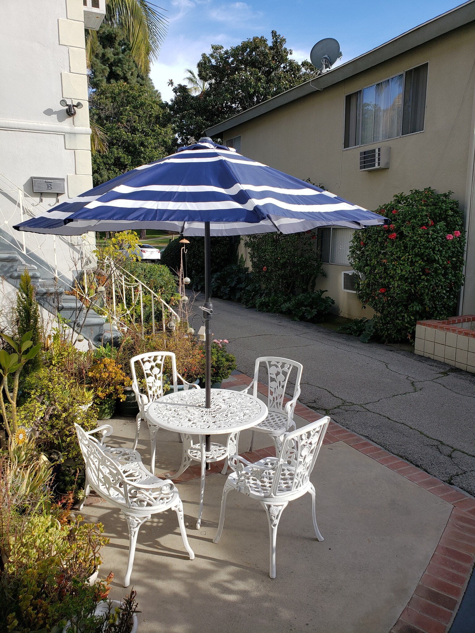 Building Photo - 305 N Palm Ave