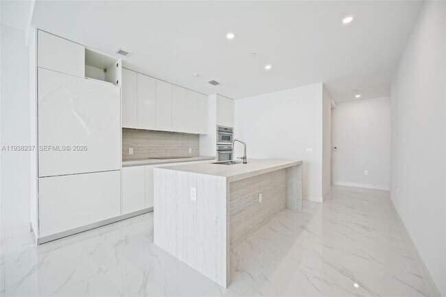 Building Photo - 700 NE 24th St