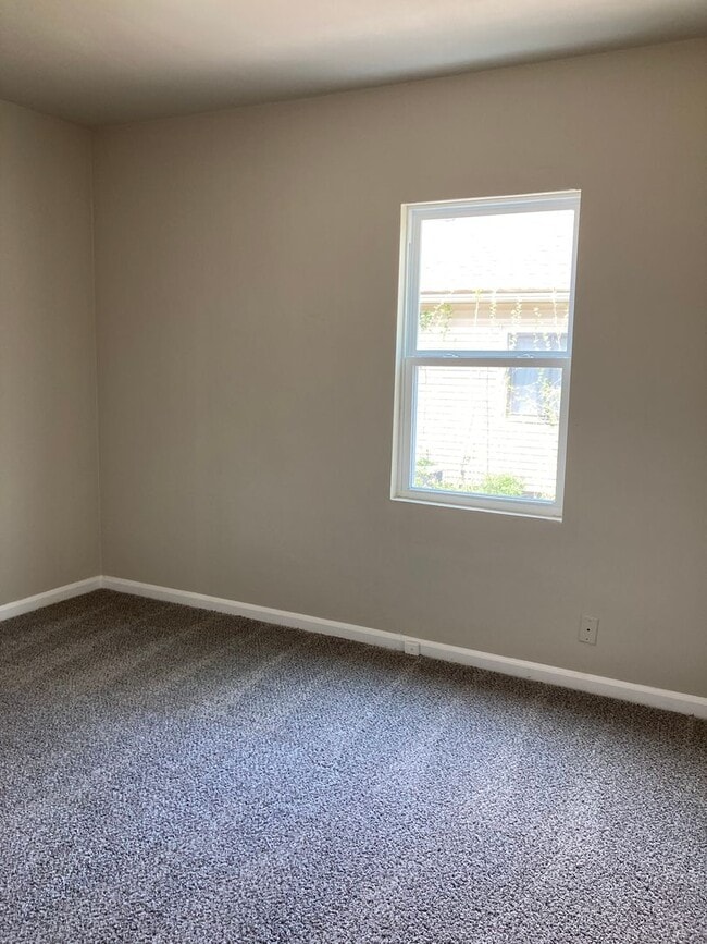 Building Photo - 3 Bedroom 2 Bathroom East Side Home