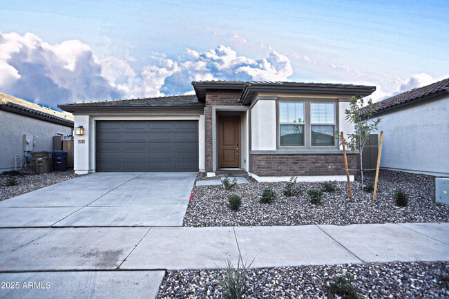 Primary Photo - 977 W Finch Dr