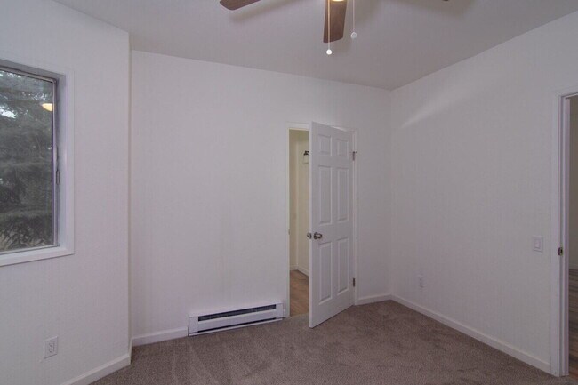 Building Photo - Updated 2 Bd 2 Ba 1050 sq/ft unit w/ laundry & off-street parking 1/2 Month Free Rent
