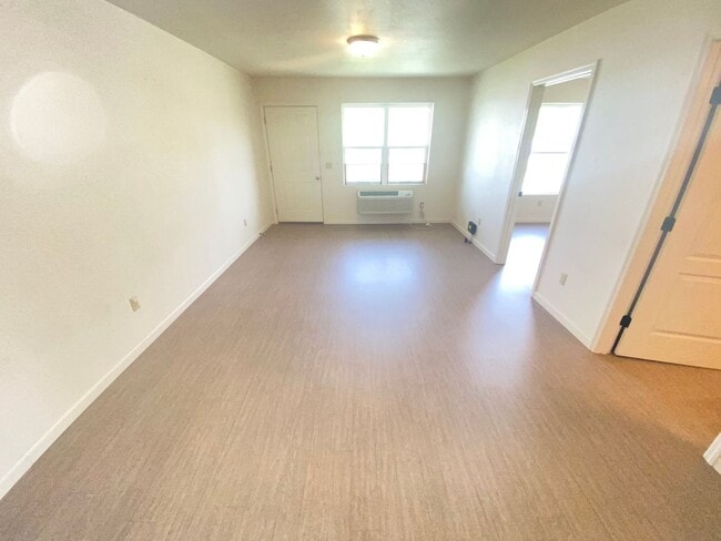 Building Photo - For Lease - 2 Bed, 1 Bath, 950sqft Duplex ...