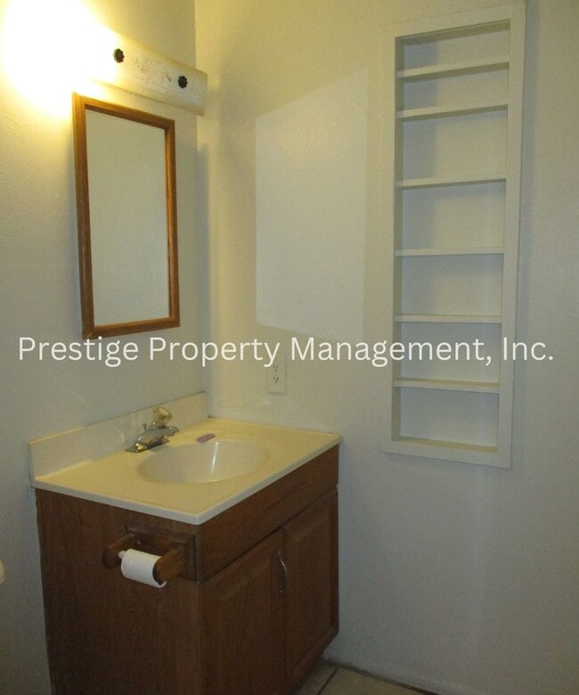 Building Photo - Check Out This 3/2 South-East Side Charmer!