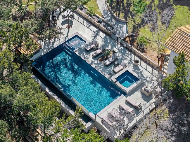 Building Photo - 2701 Bumble Bee Dr