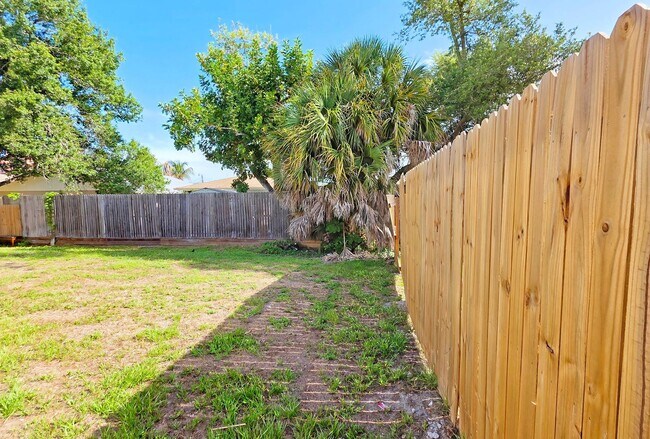 Building Photo - 2/1 Home in suberb location, pet friendly!