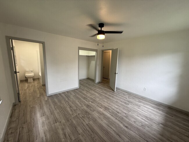 Building Photo - 136 N Crown Point Dr