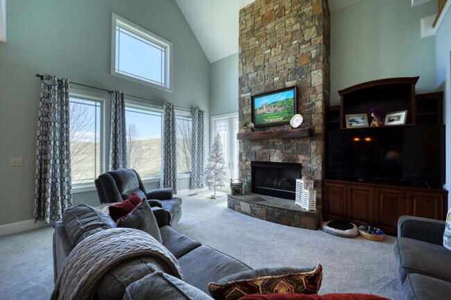 Building Photo - 137 N Ridge Ln