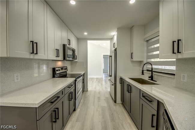 Building Photo - 412 NE 17th Pl