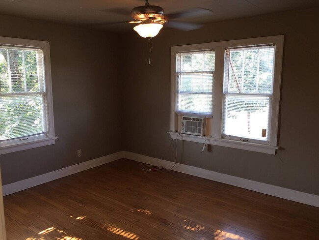 Building Photo - 1 bed 1 bath - Near Plaza District!