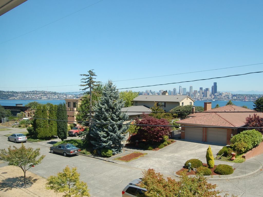 Building Photo - 1303 44th Ave SW