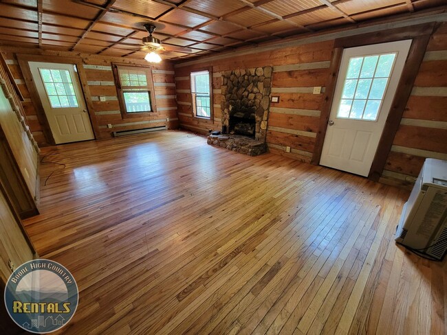 Building Photo - 3bd Log Home Close to Town