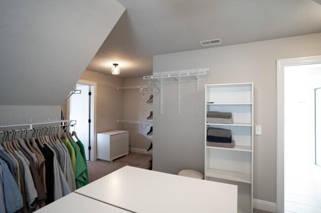 Building Photo - 657 Tree Top Trl