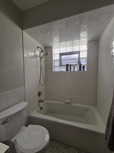 Building Photo - 6042 S Kolmar Ave