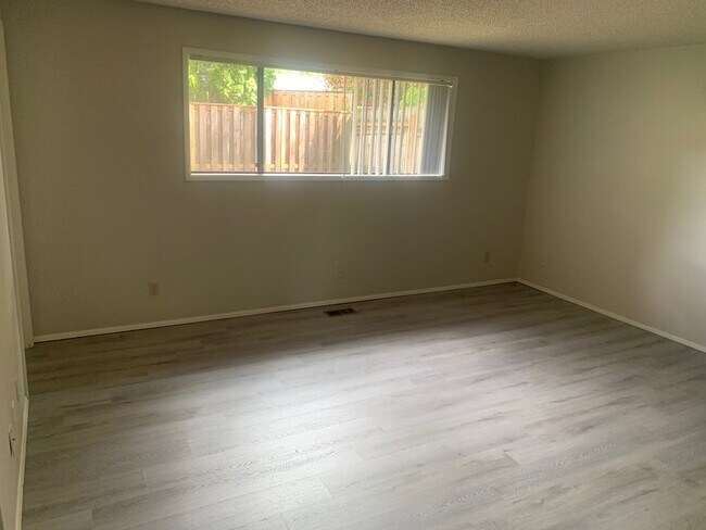 Building Photo - HALF OFF SECOND MONTH'S RENT WITH SIGNED LEASE